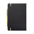 Parte posterior de la libreta lisa negra donde se ve el bolígrafo acoplado y la cinta que cierra verticalmente la libreta.