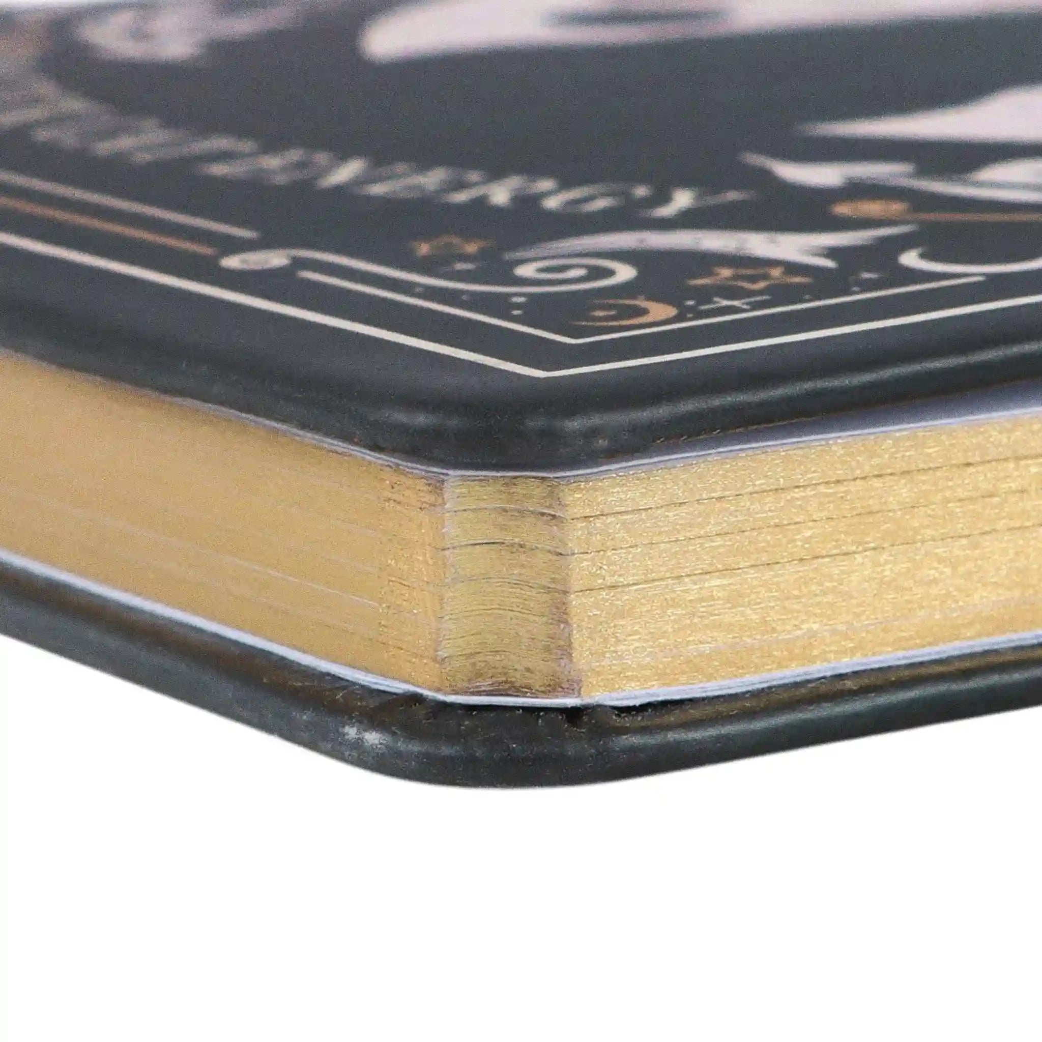 Vista de detalle del canto de la libreta con acabado dorado.