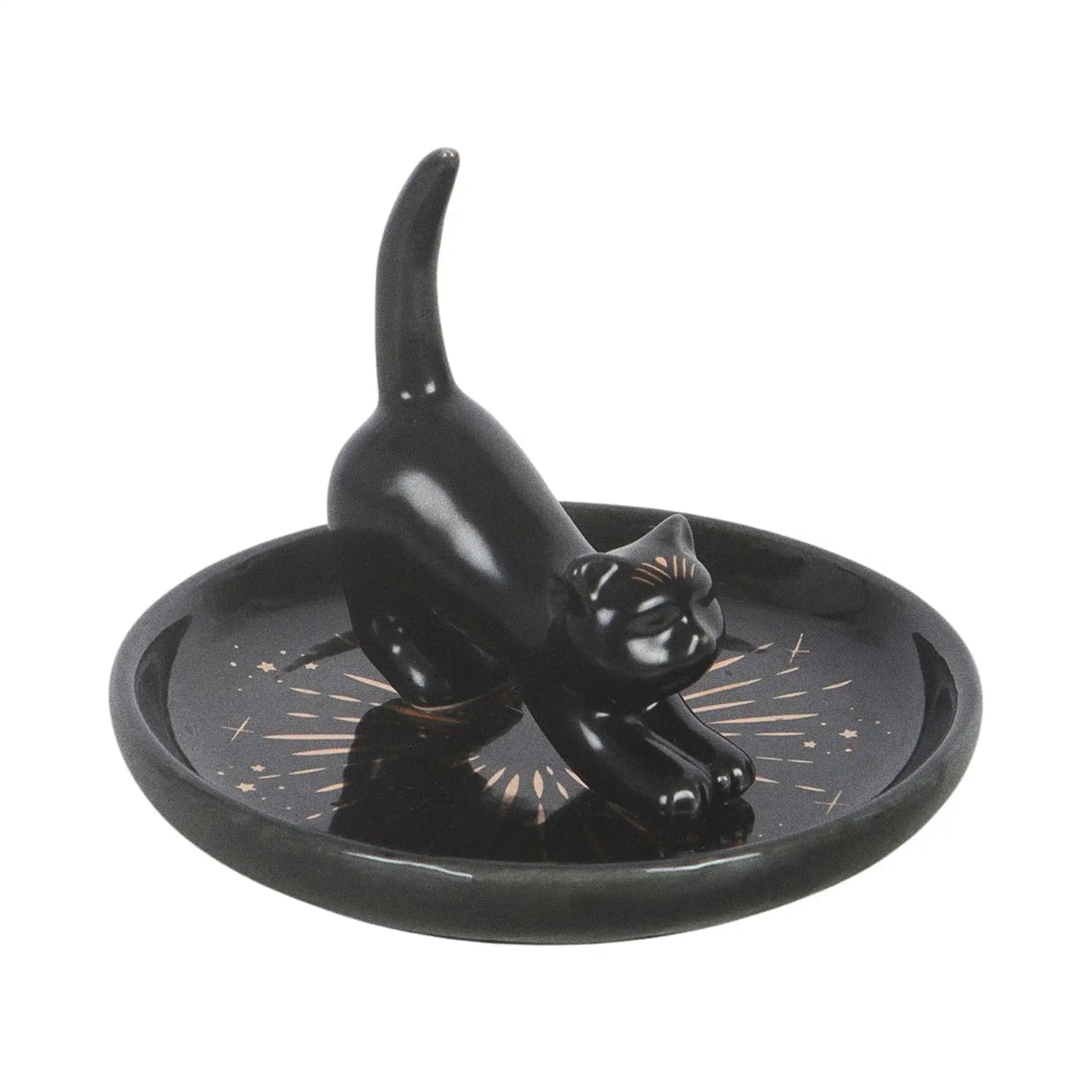 Plato para joyería con gato central con cola hacia arriba para dejar los anillos y joyas visto desde el lateral sobre fondo blanco.