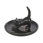 Plato para joyería con gato central con cola hacia arriba para dejar los anillos y joyas visto desde el lado sobre fondo blanco.