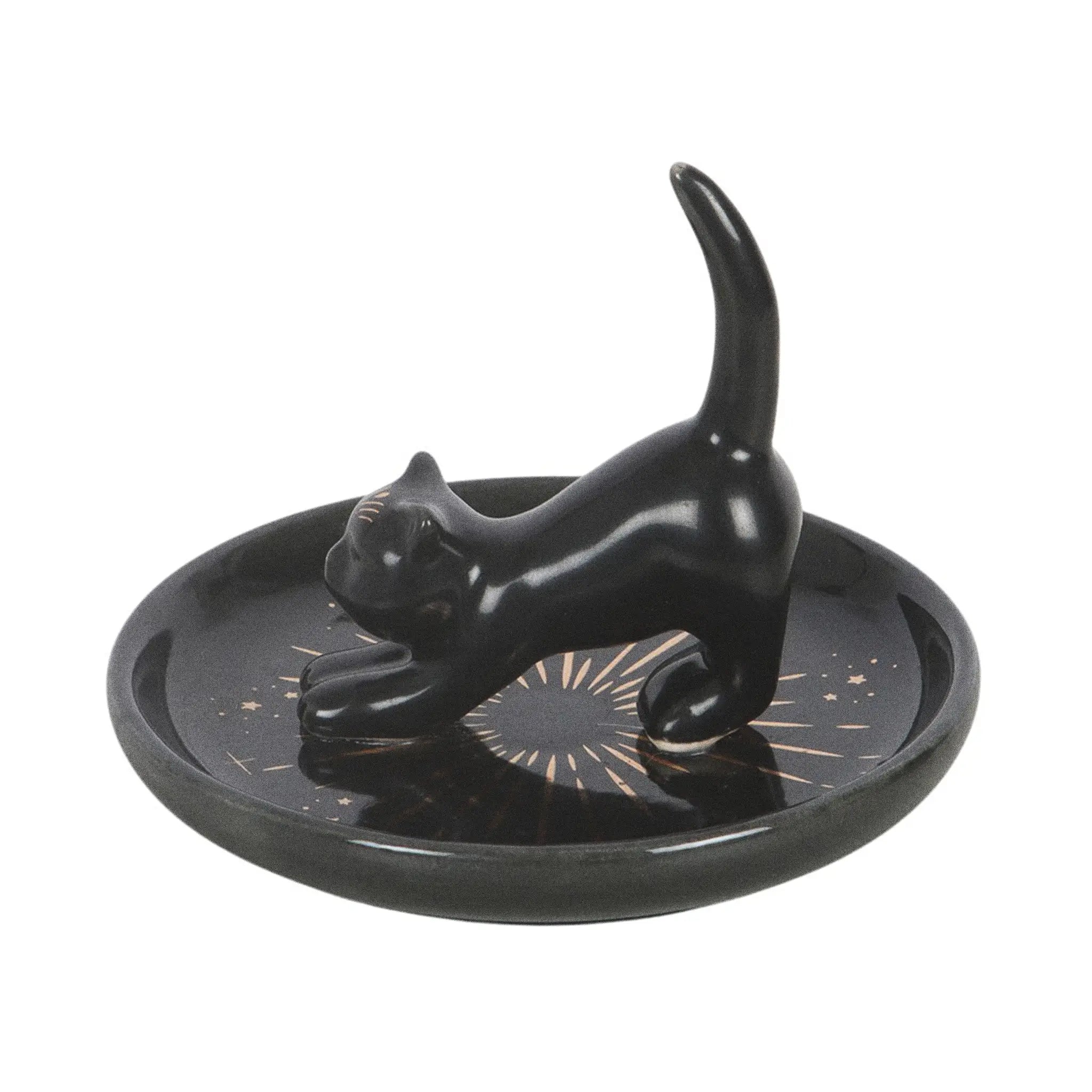Plato para joyería con gato central con cola hacia arriba para dejar los anillos y joyas visto desde el lado sobre fondo blanco.