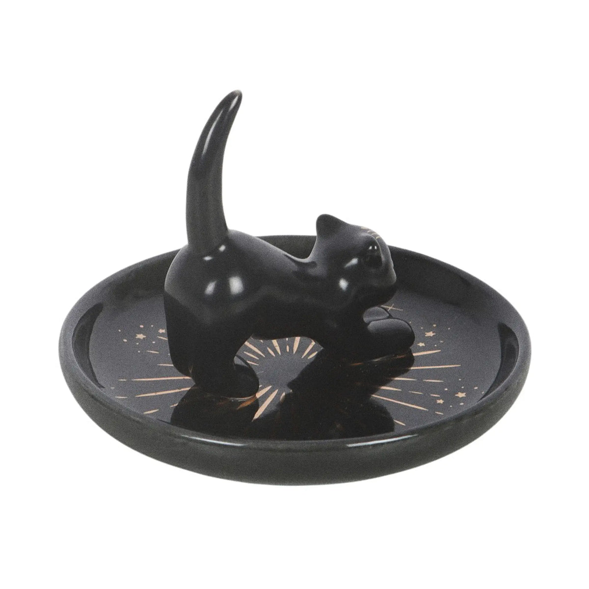 Plato para joyería con gato central con cola hacia arriba para dejar los anillos y joyas visto desde atrás sobre fondo blanco.
