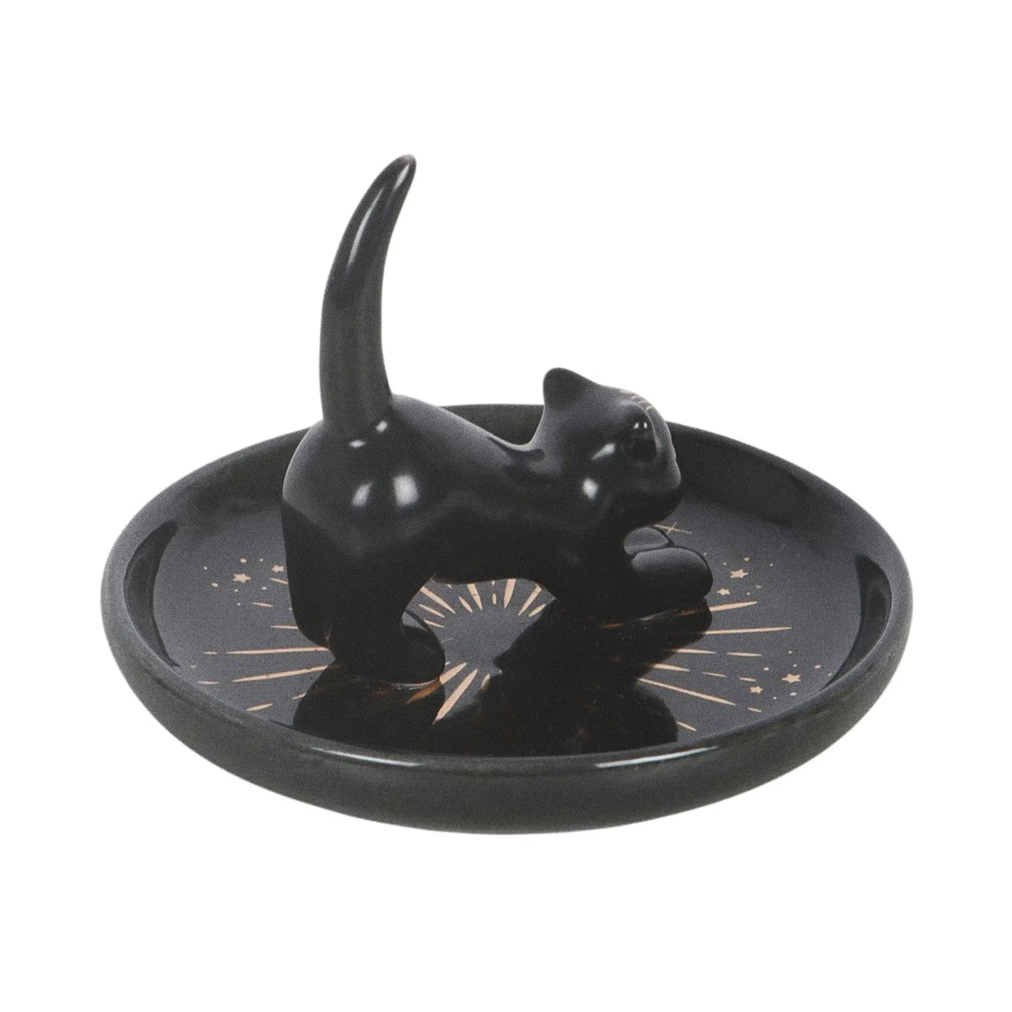 Plato para joyería con gato central con cola hacia arriba para dejar los anillos y joyas visto desde atrás sobre fondo blanco.