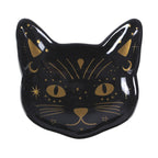 Plato con forma de cara de gato negro con detalles en color dorado estilo witchy sobre fondo blanco.