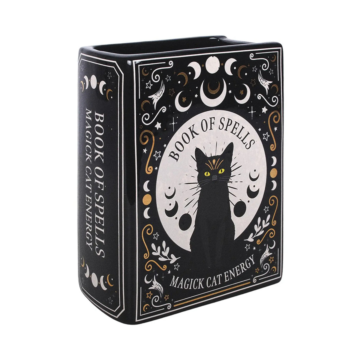 Jarrón en forma de libro estilo witchy con título libro de hechizos y gato negro en la portada vista ángulo sobre fondo blanco. 