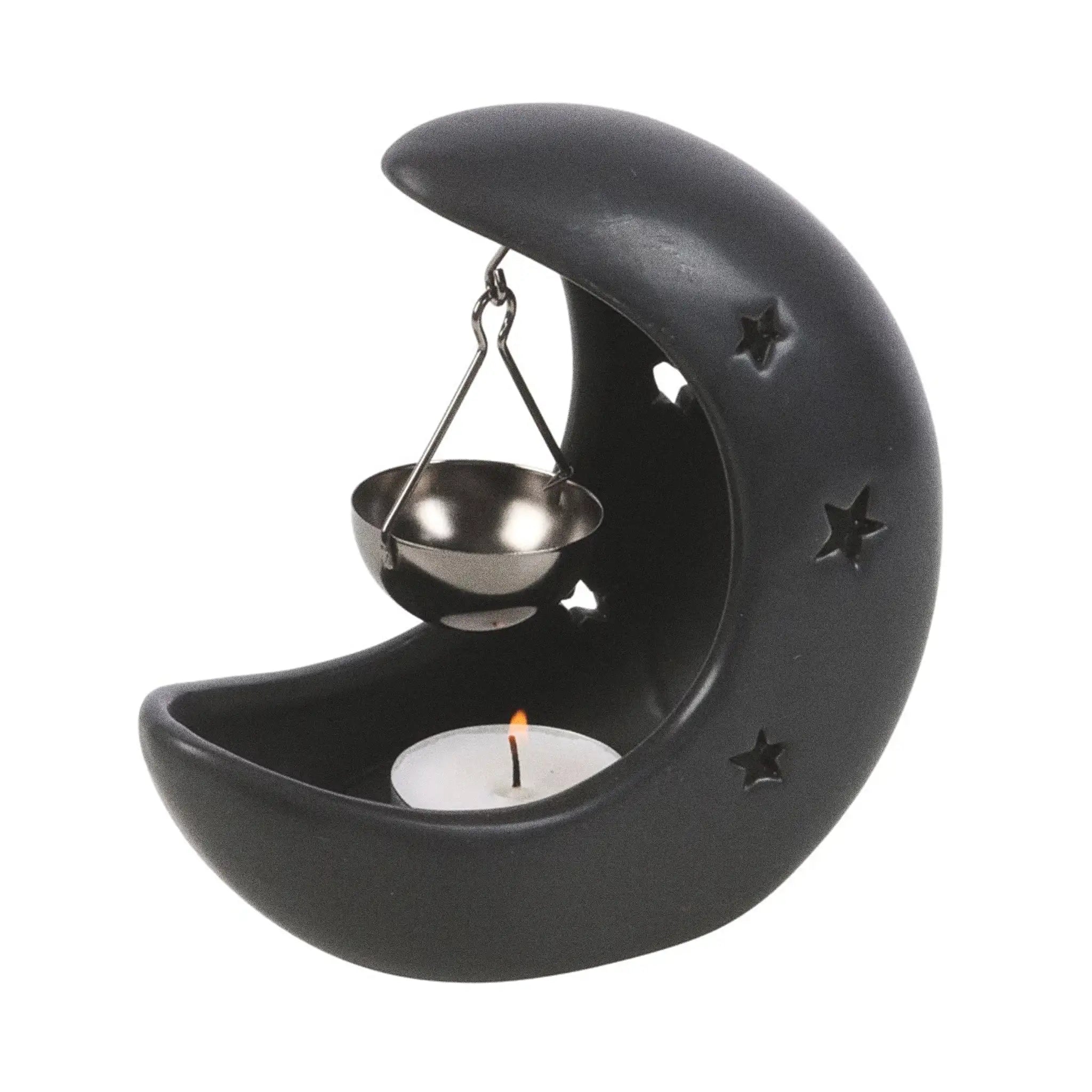 Quemador de aceite en forma de luna creciente con estrellas cut out en color negro con colgante metálico negro para poner aceite vista ángulo sobre fondo blanco con vela dentro. 