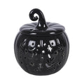 Quemador de aceites esenciales y calentador de cera en forma de calabaza con diseño calado otoñal perfecta para halloween y otoño en color negro vista frontal sobre fondo blanco.