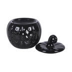 Quemador de aceites esenciales y calentador de cera en forma de calabaza con diseño calado otoñal perfecta para halloween y otoño en color negro vista con tapa abierta sobre fondo blanco.