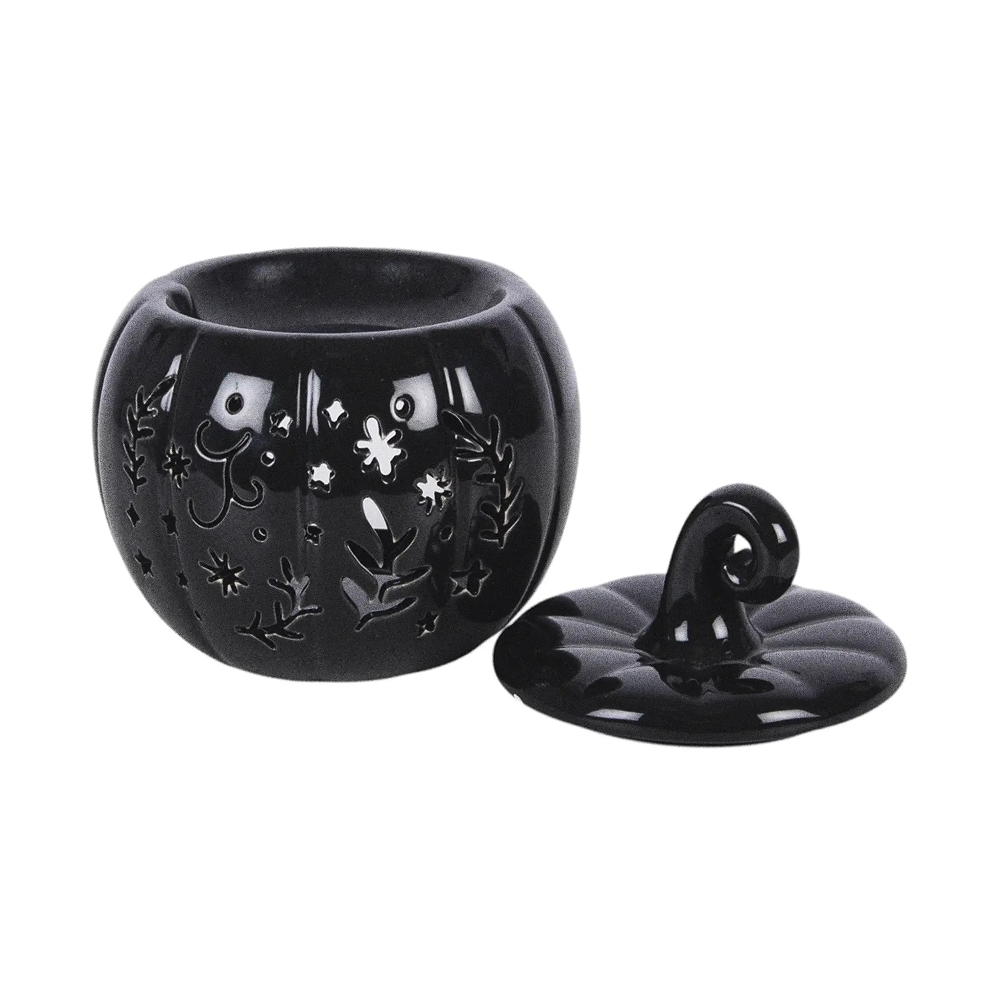 Quemador de aceites esenciales y calentador de cera en forma de calabaza con diseño calado otoñal perfecta para halloween y otoño en color negro vista con tapa abierta sobre fondo blanco.
