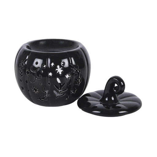 Quemador de aceites esenciales y calentador de cera en forma de calabaza con diseño calado otoñal perfecta para halloween y otoño en color negro vista con tapa abierta sobre fondo blanco.