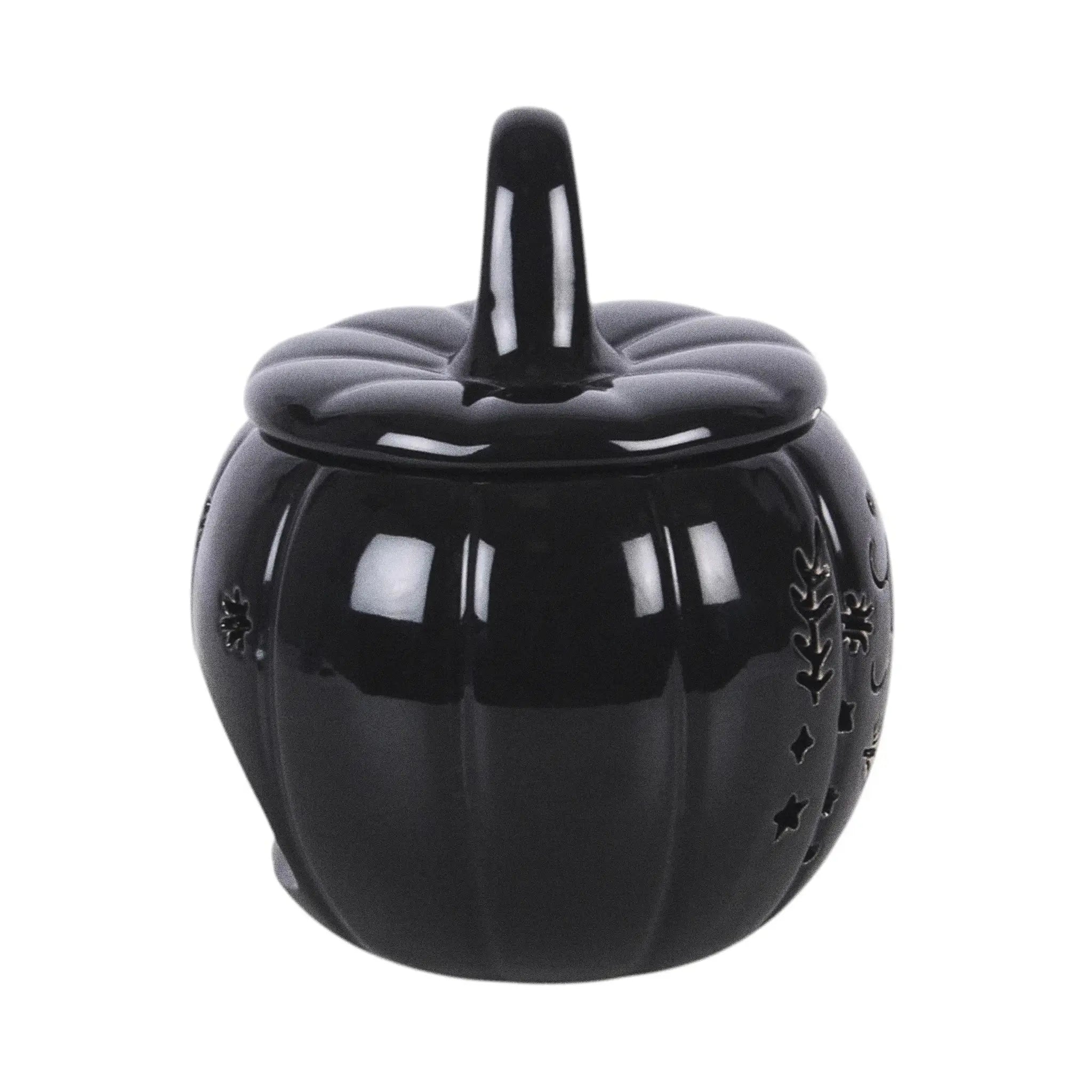 Quemador de aceites esenciales y calentador de cera en forma de calabaza con diseño calado otoñal perfecta para halloween y otoño en color negro vista lateral sobre fondo blanco.