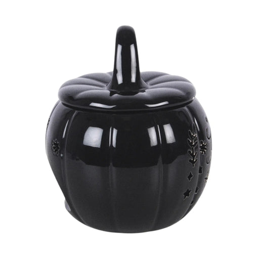 Quemador de aceites esenciales y calentador de cera en forma de calabaza con diseño calado otoñal perfecta para halloween y otoño en color negro vista lateral sobre fondo blanco.