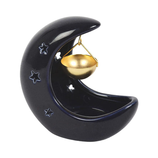 Quemador de aceites esenciales con forma de luna con estrellas cut out en color azul oscuro y colgante para aceites en metal dorado vista frontal fondo blanco.