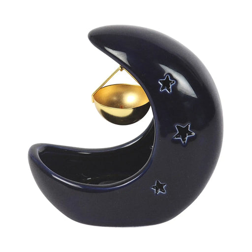 Quemador de aceites esenciales con forma de luna con estrellas cut out en color azul oscuro y colgante para aceites en metal dorado vista posterior sobre fondo blanco.