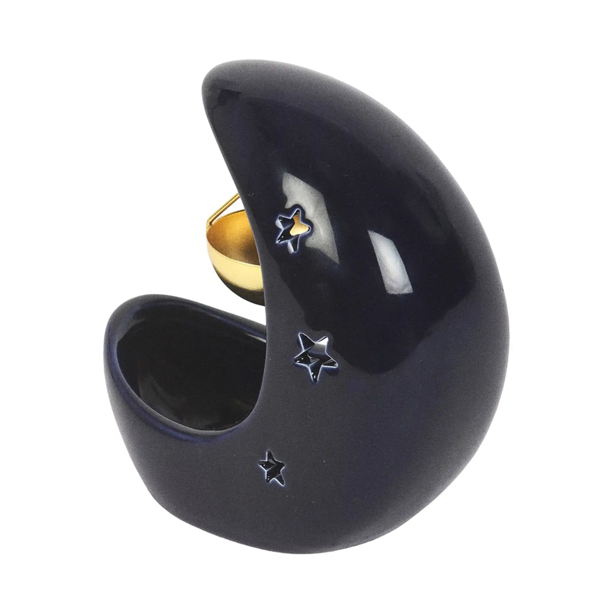 Quemador de aceites esenciales con forma de luna con estrellas cut out en color azul oscuro y colgante para aceites en metal dorado vista lateral sobre fondo blanco.