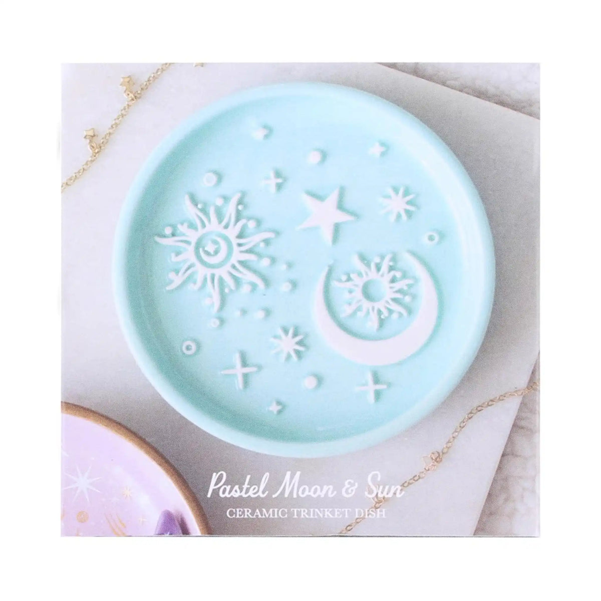 Bandeja para joyería en tono azul pastel con relieve de sol, luna y estrellas en color blanco estética whimsical y aesthetic vista de packaging sobre fondo blanco.