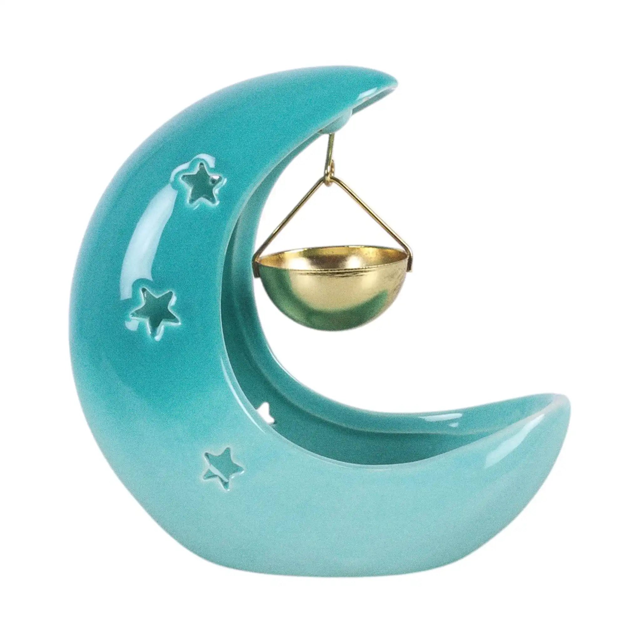 Quemador de aceites esenciales en forma de luna creciente con estrellas cut out en tono azul pastel con recipiente colgante vista frontal sobre fondo blanco.