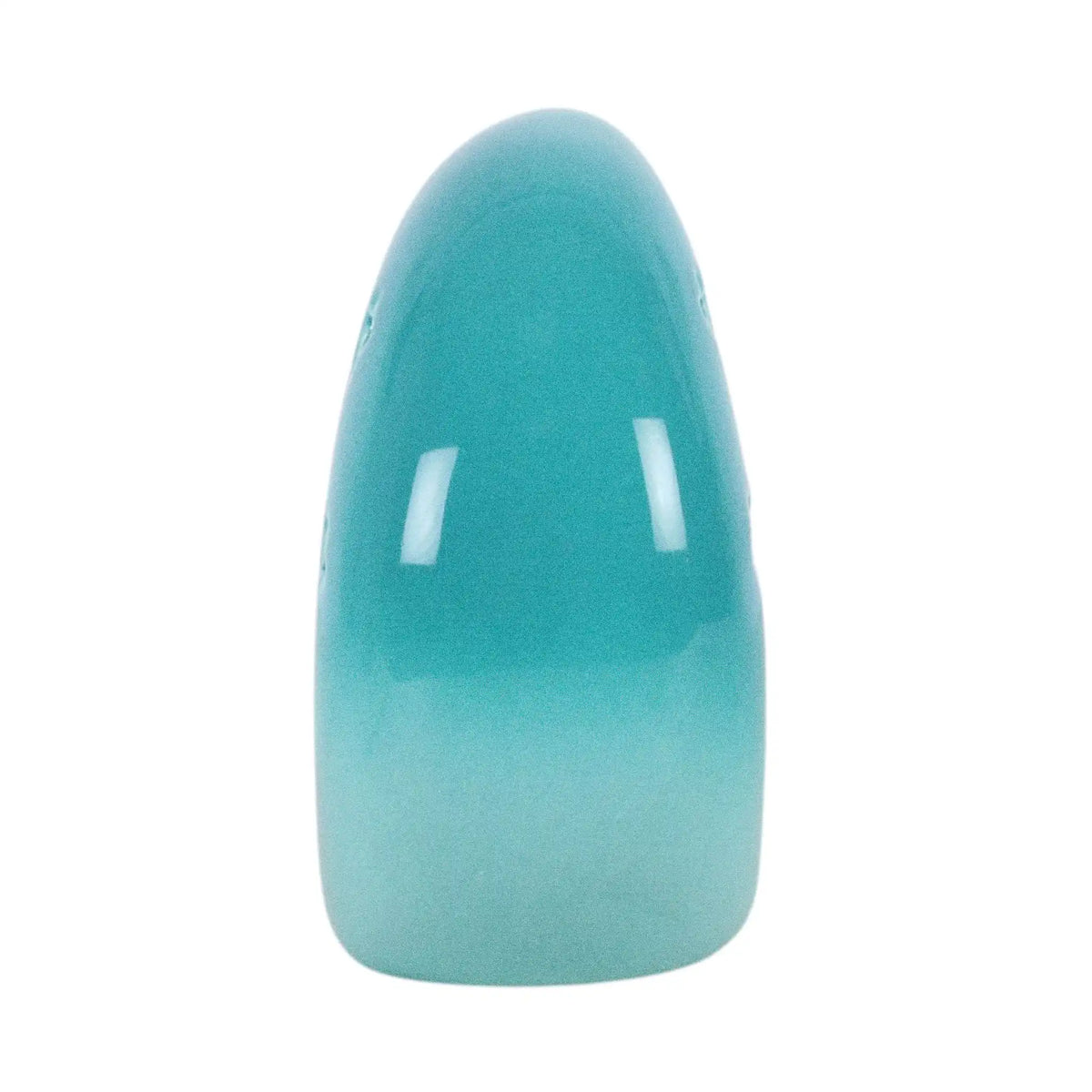 Quemador de aceites esenciales en forma de luna creciente con estrellas cut out en tono azul pastel con recipiente colgante vista lateral sobre fondo blanco.