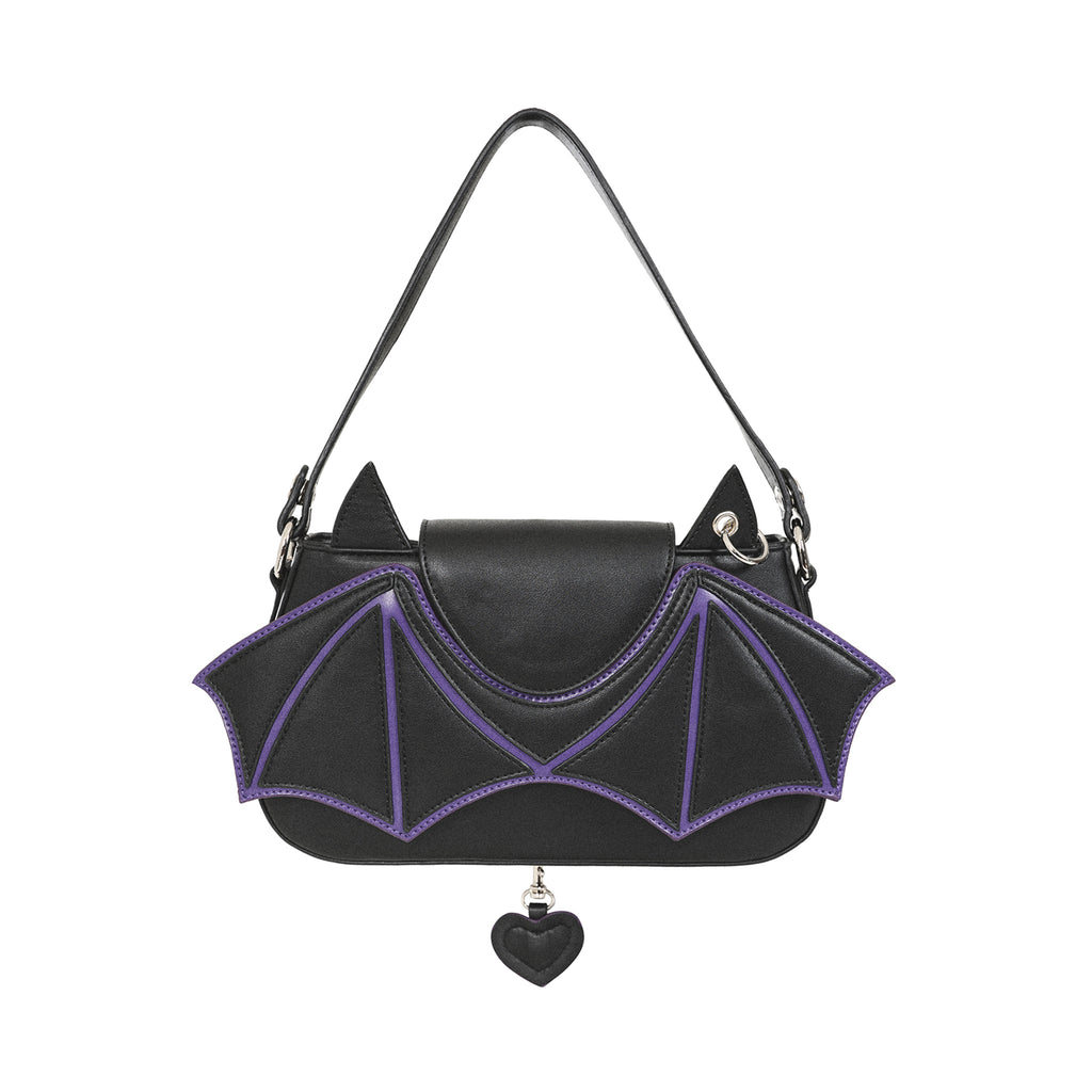 Bolso de hombro gótico negro con alas de murciélago moradas y un colgante de corazón, visto de frente.