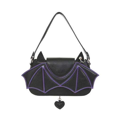 Bolso de hombro gótico negro con alas de murciélago moradas y un colgante de corazón, visto de frente.