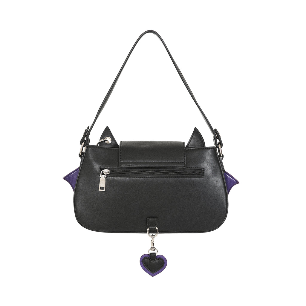 Vista trasera del bolso gótico negro, mostrando el bolsillo exterior con cremallera y el charm de corazón colgando.