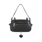 Vista trasera del bolso gótico negro, mostrando el bolsillo exterior con cremallera y el charm de corazón colgando.