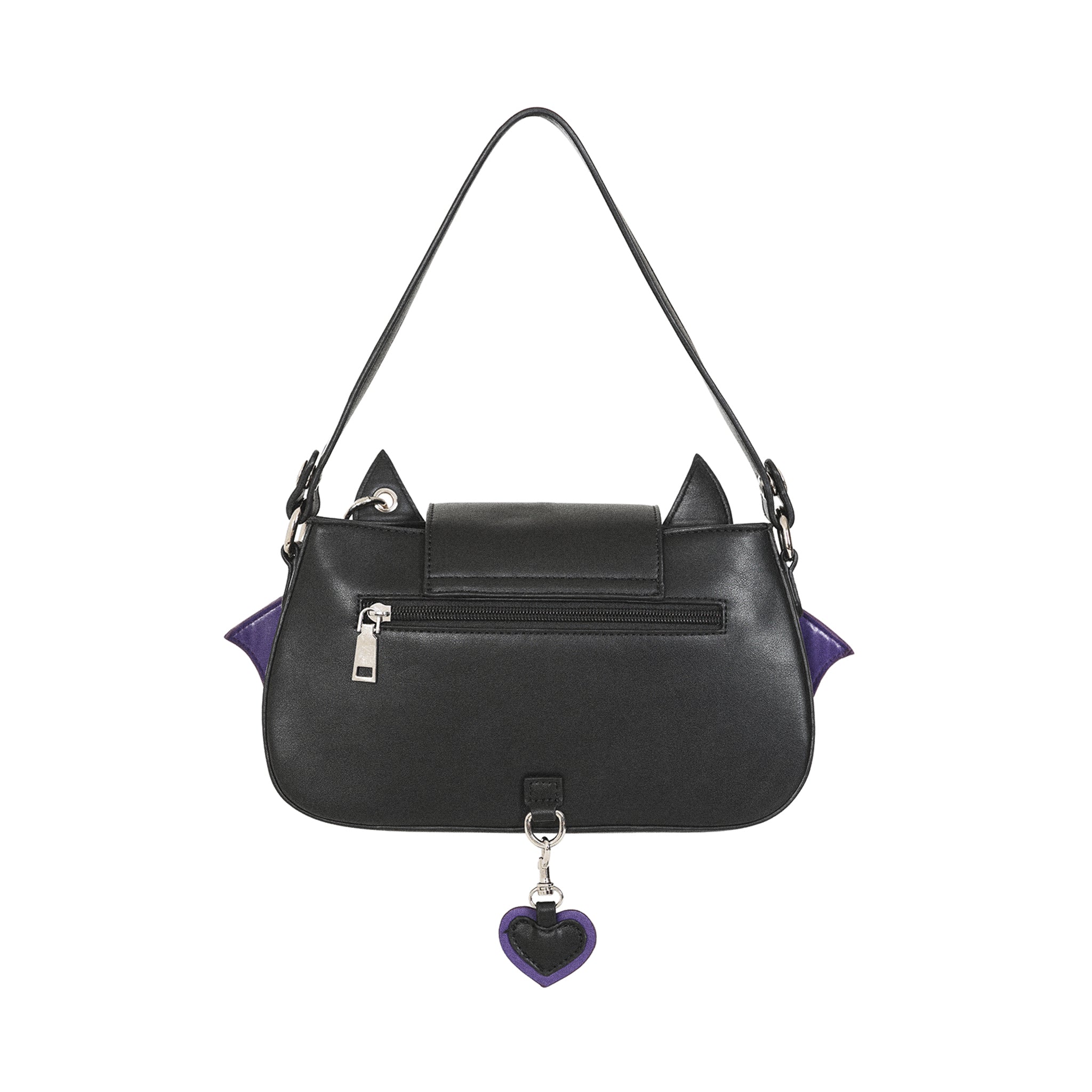 Vista trasera del bolso gótico negro, mostrando el bolsillo exterior con cremallera y el charm de corazón colgando.