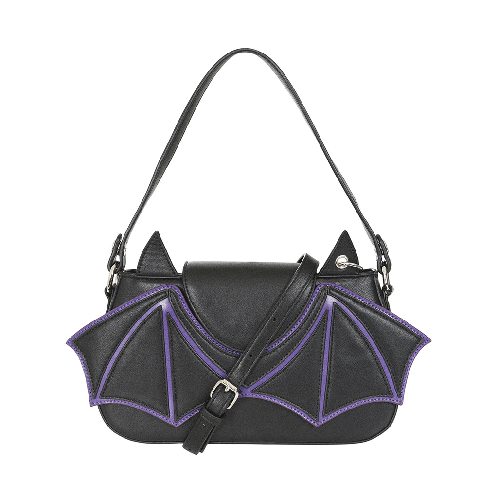 Bolso gótico negro y morado configurado como bandolera, con la correa larga y ajustable cruzada sobre el frente.