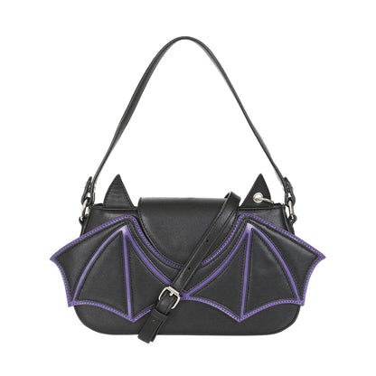 Bolso gótico negro y morado configurado como bandolera, con la correa larga y ajustable cruzada sobre el frente.