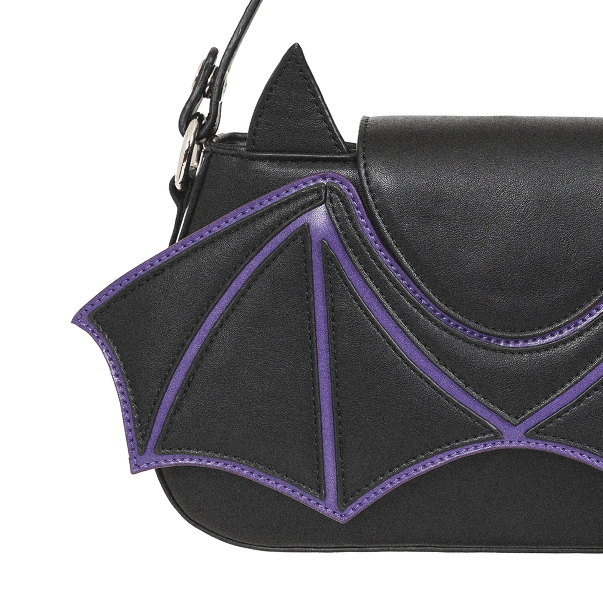 Detalle lateral del bolso gótico mostrando la textura de la polipiel negra y las costuras moradas del ala de murciélago.