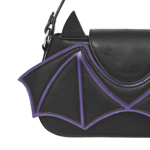 Detalle lateral del bolso gótico mostrando la textura de la polipiel negra y las costuras moradas del ala de murciélago.