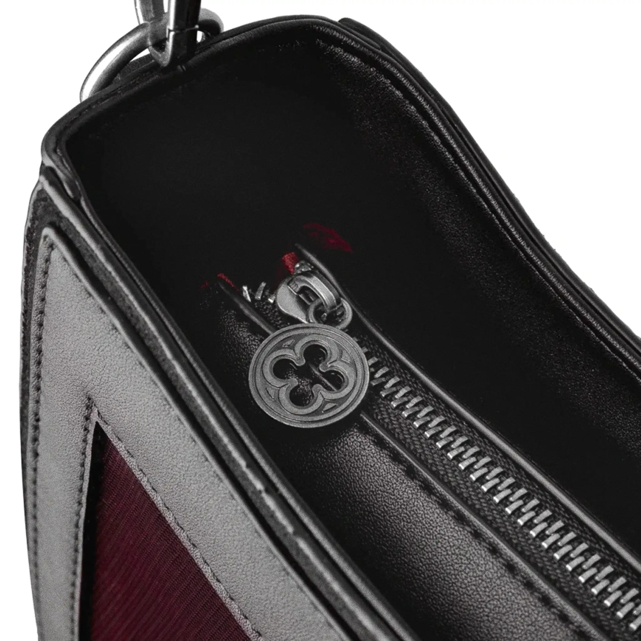 Bolso bandolera negro con diseño rígido en forma de escudo inspirado en las catedrales y la arquitectura medieval con detalles en terciopelo burdeos modelo Claretia de Restyle vista detalle cierre principal bolso