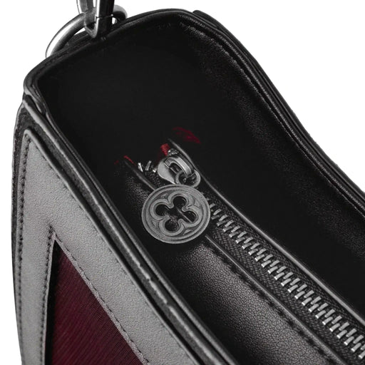 Bolso bandolera negro con diseño rígido en forma de escudo inspirado en las catedrales y la arquitectura medieval con detalles en terciopelo burdeos modelo Claretia de Restyle vista detalle cierre principal bolso