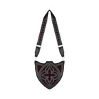 Bolso bandolera negro con diseño rígido en forma de escudo inspirado en las catedrales y la arquitectura medieval con detalles en terciopelo burdeos modelo Claretia de Restyle vista frontal completa con correa