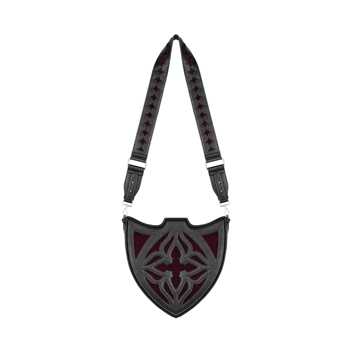 Bolso bandolera negro con diseño rígido en forma de escudo inspirado en las catedrales y la arquitectura medieval con detalles en terciopelo burdeos modelo Claretia de Restyle vista frontal completa con correa