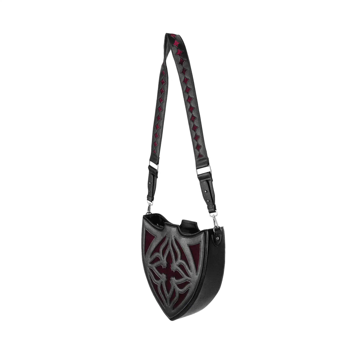 Bolso bandolera negro con diseño rígido en forma de escudo inspirado en las catedrales y la arquitectura medieval con detalles en terciopelo burdeos modelo Claretia de Restyle vista ángulo completo con correa