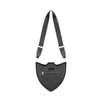Bolso bandolera negro con diseño rígido en forma de escudo inspirado en las catedrales y la arquitectura medieval con detalles en terciopelo burdeos modelo Claretia de Restyle vista posterior completa con correa