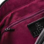 Bolso bandolera negro con diseño rígido en forma de escudo inspirado en las catedrales y la arquitectura medieval con detalles en terciopelo burdeos modelo Claretia de Restyle vista bolsillo interior con cremallera