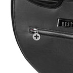 Bolso bandolera negro con diseño rígido en forma de escudo inspirado en las catedrales y la arquitectura medieval con detalles en terciopelo burdeos modelo Claretia de Restyle vista detalle bolsillo posterior