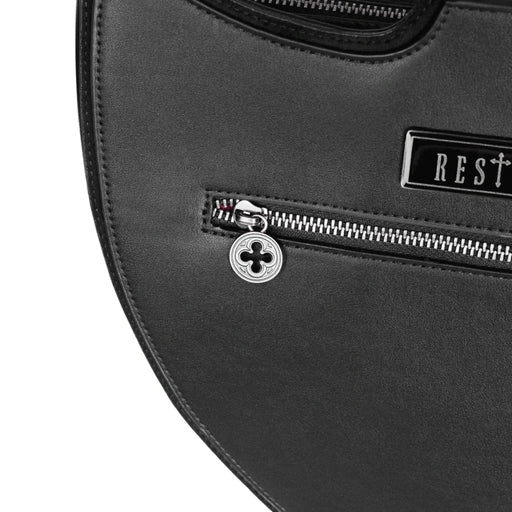 Bolso bandolera negro con diseño rígido en forma de escudo inspirado en las catedrales y la arquitectura medieval con detalles en terciopelo burdeos modelo Claretia de Restyle vista detalle bolsillo posterior