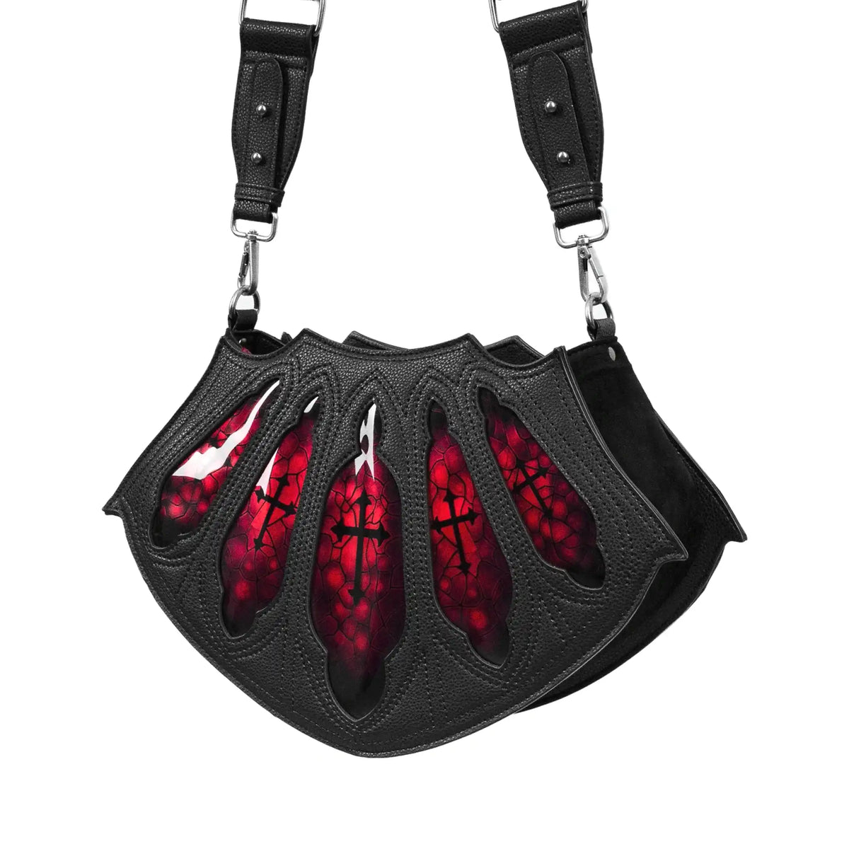 Bolso bandolera rígido fabricado en piel sintética negra con detalles frontales en forma de vitrales rojos con cruces y estética inspirada en las catedrales góticas modelo Bloodveil de Restyle vista ángulo