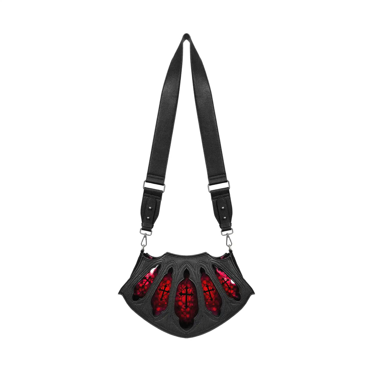 Bolso bandolera rígido fabricado en piel sintética negra con detalles frontales en forma de vitrales rojos con cruces y estética inspirada en las catedrales góticas modelo Bloodveil de Restyle vista frontal con correa