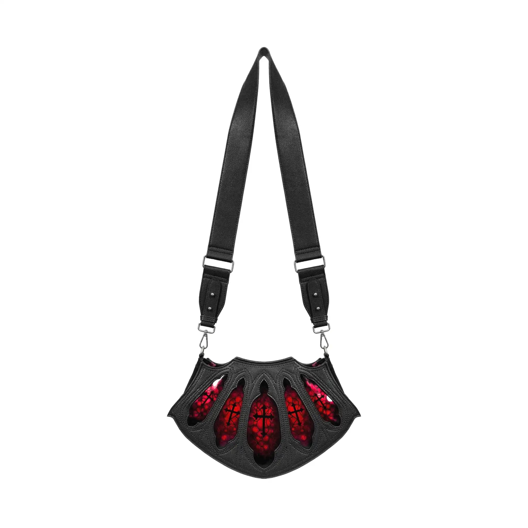 Bolso bandolera rígido fabricado en piel sintética negra con detalles frontales en forma de vitrales rojos con cruces y estética inspirada en las catedrales góticas modelo Bloodveil de Restyle vista frontal con correa