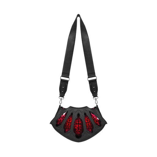 Bolso bandolera rígido fabricado en piel sintética negra con detalles frontales en forma de vitrales rojos con cruces y estética inspirada en las catedrales góticas modelo Bloodveil de Restyle vista frontal con correa