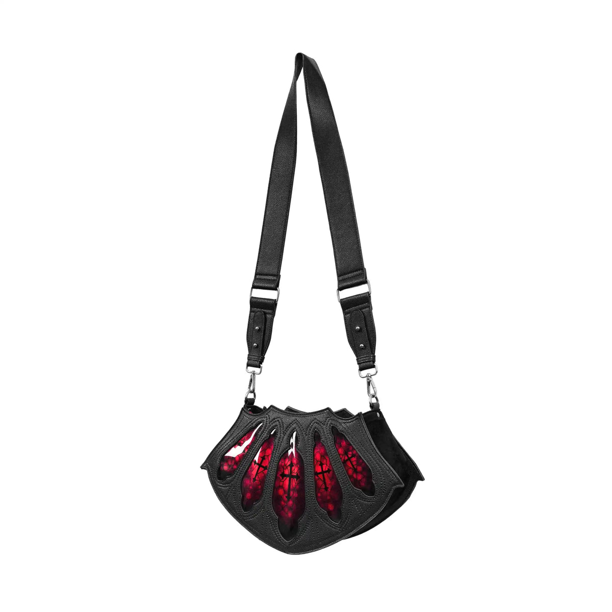 Bolso bandolera rígido fabricado en piel sintética negra con detalles frontales en forma de vitrales rojos con cruces y estética inspirada en las catedrales góticas modelo Bloodveil de Restyle vista ángulo con correa