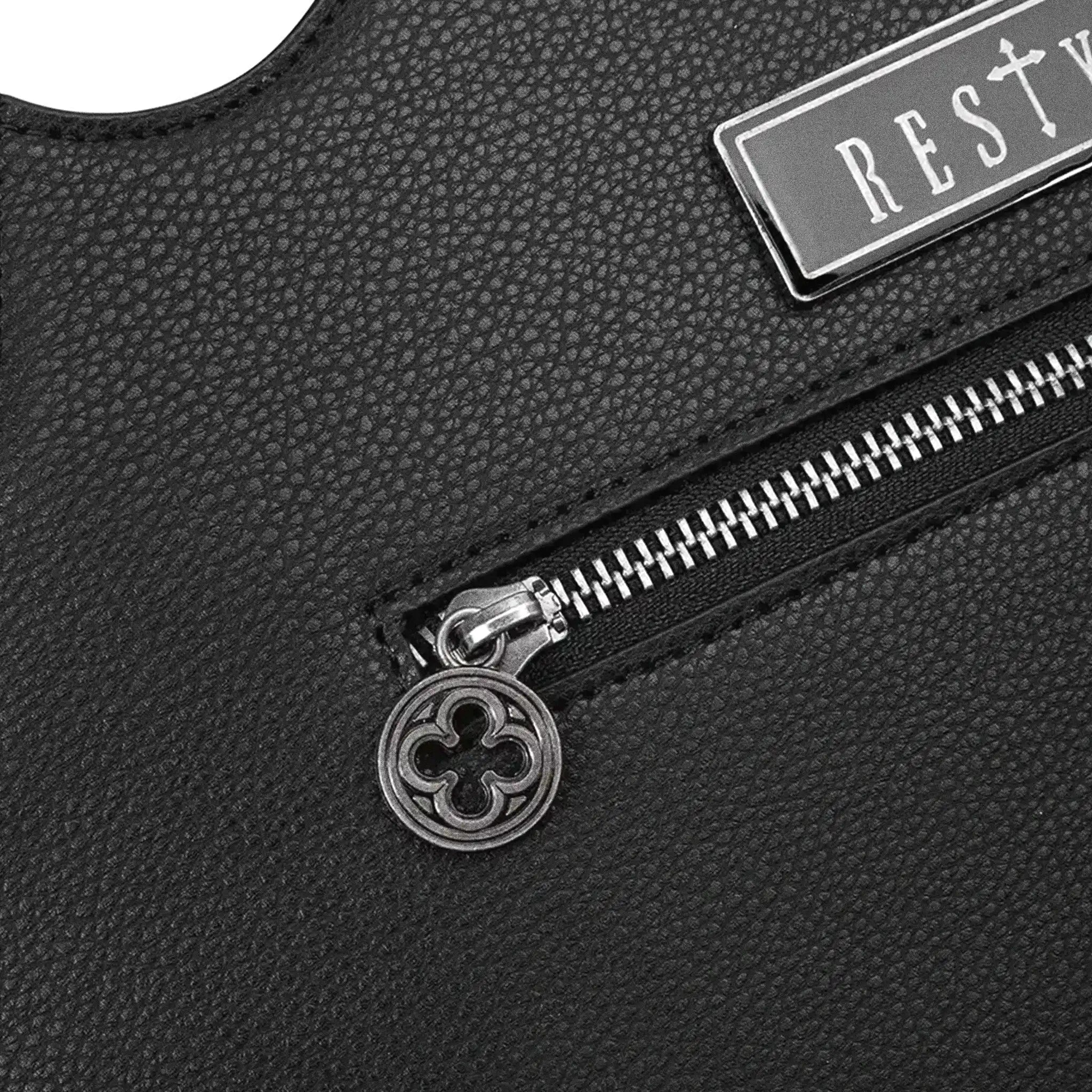 Bolso bandolera rígido fabricado en piel sintética negra con detalles frontales en forma de vitrales rojos con cruces y estética inspirada en las catedrales góticas modelo Bloodveil de Restyle vista detalle tirador cremallera posterior