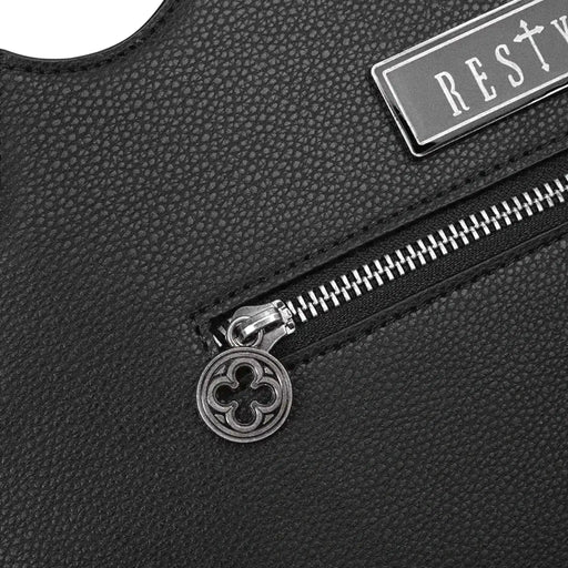 Bolso bandolera rígido fabricado en piel sintética negra con detalles frontales en forma de vitrales rojos con cruces y estética inspirada en las catedrales góticas modelo Bloodveil de Restyle vista detalle tirador cremallera posterior