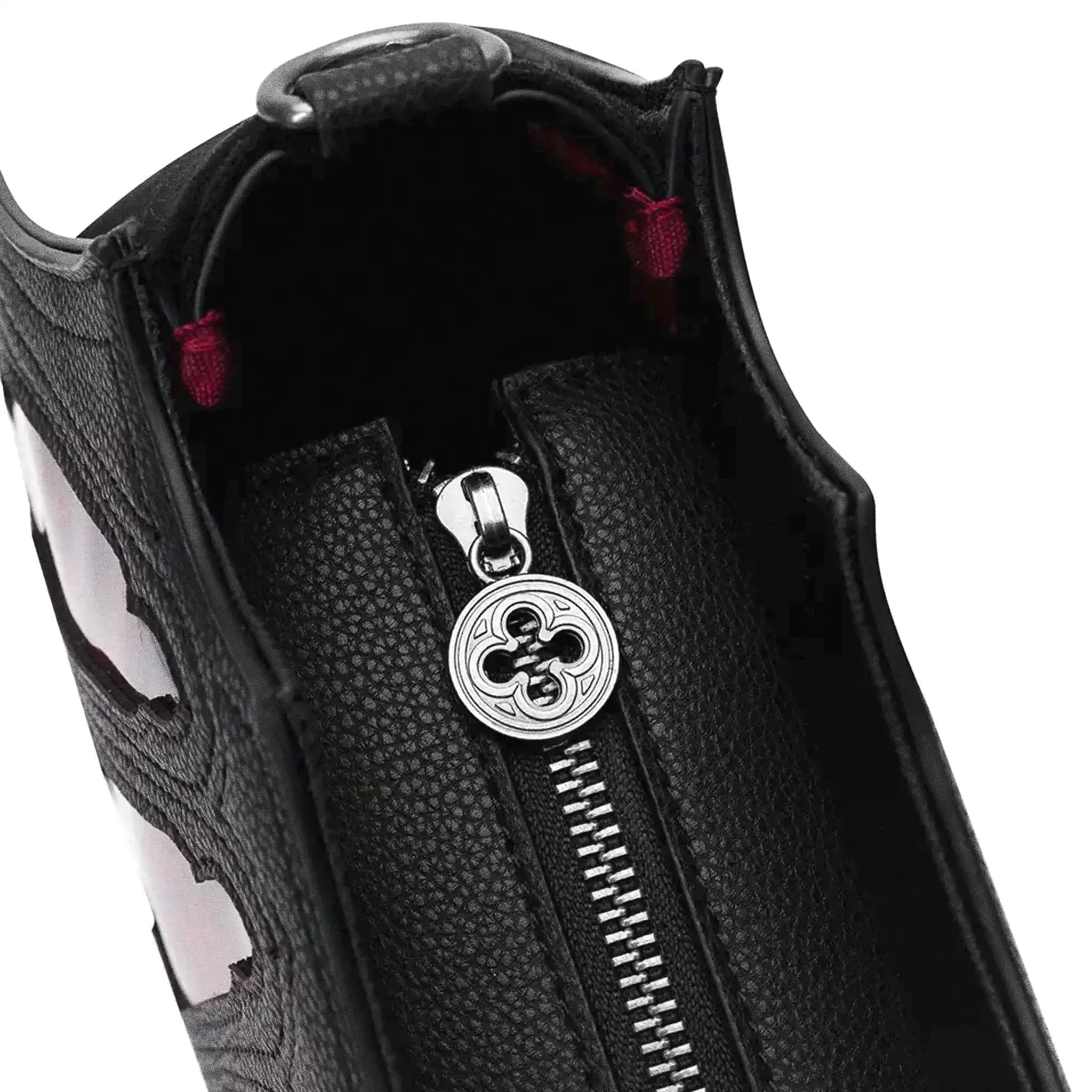 Bolso bandolera rígido fabricado en piel sintética negra con detalles frontales en forma de vitrales rojos con cruces y estética inspirada en las catedrales góticas modelo Bloodveil de Restyle vista detalle cremallera superior