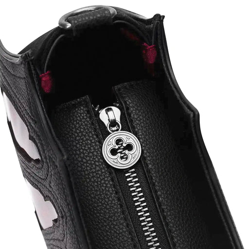 Bolso bandolera rígido fabricado en piel sintética negra con detalles frontales en forma de vitrales rojos con cruces y estética inspirada en las catedrales góticas modelo Bloodveil de Restyle vista detalle cremallera superior