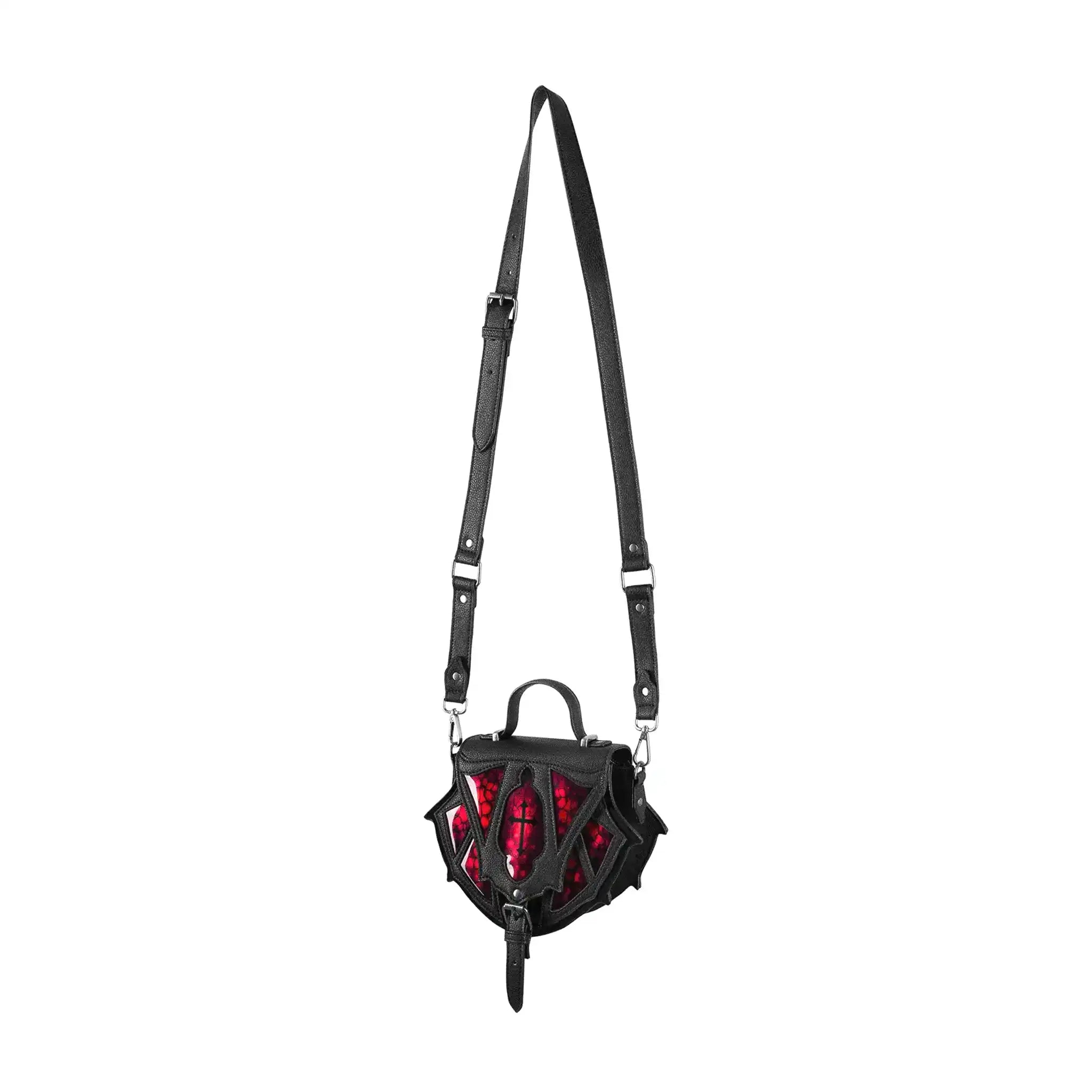 Bolso bandolera y bolso de mano pequeño con detalles de vitrales rojos sobre piel sintética negra modelo Bloodspire de Restyle vista ángulo con correa